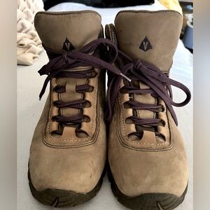 Women’s 8.5 Vibram Vasquez Hiking Boot